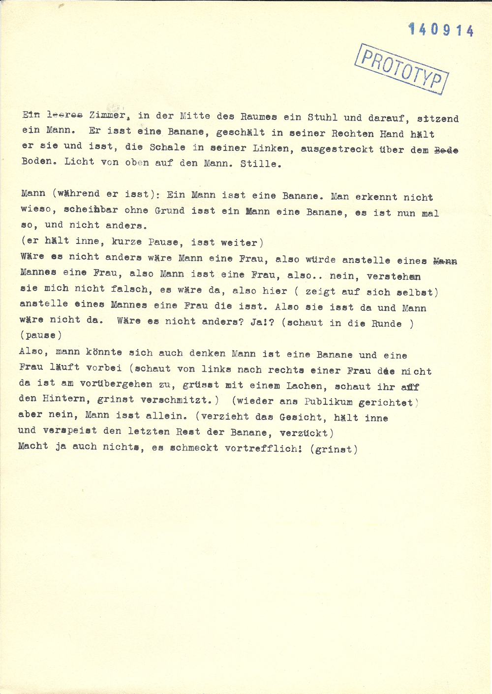 Ein Mann isst eine Banane