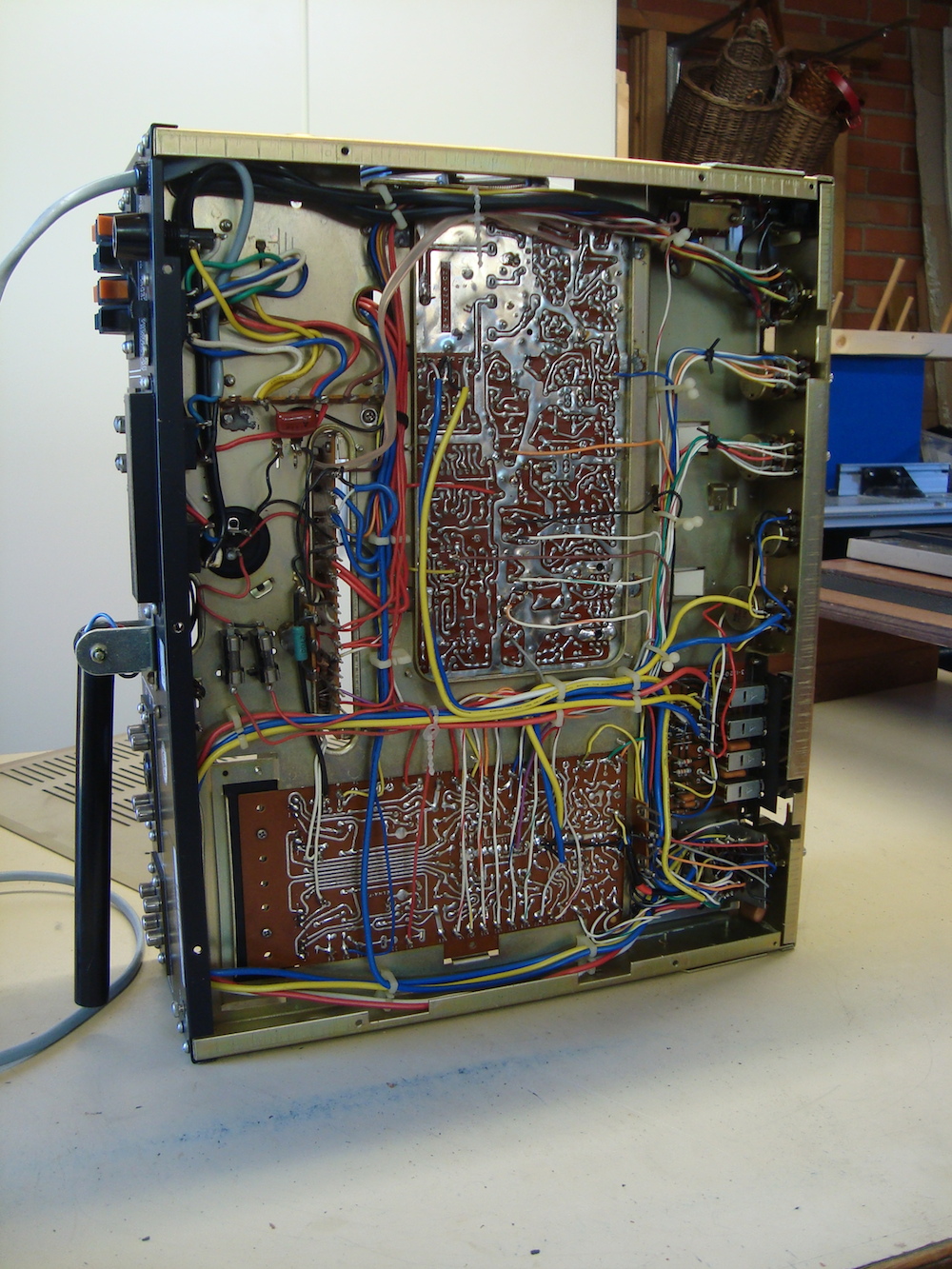 Kenwood KR-3200 bottom view